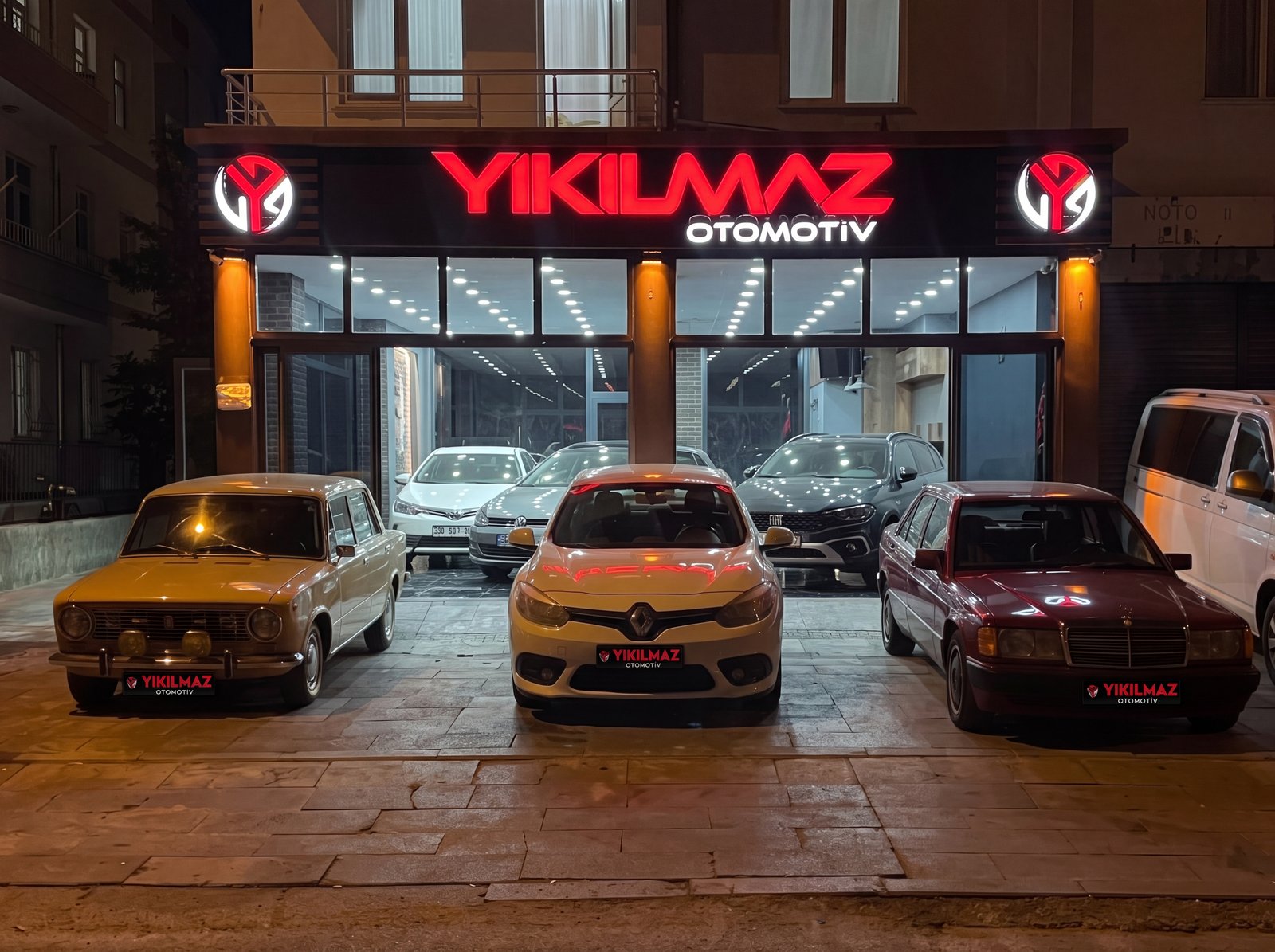 Yıkılmaz Otomotiv gece dış cephe ve premium araç filosu